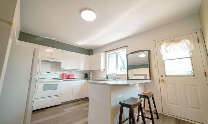 Verdun Apartment | Quiet 2 BDR+Free Parking+Near Metro+Near Downtown