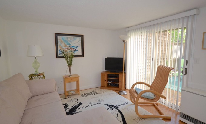 Oak Bluffs House | Quiet 2-Bed, 2-Bath Condo with Spacious Sundeck & Tennis Courts