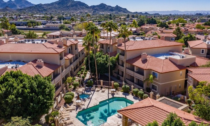 North Mountain Condo | 💯Quiet, 2 King beds, 3 Pools, WiFi, Gated,Tennis🎾Basketball🏀Ground Floor🌵