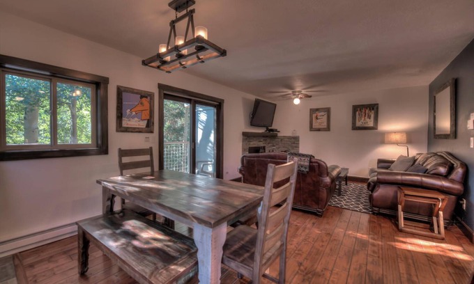Frisco Condo | Quiet 2b/2b Condo Overlooking River - 1/2 Block off Main St