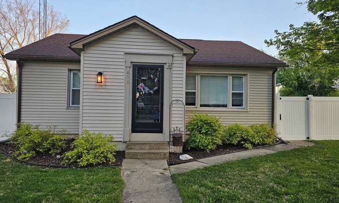 Lake Geneva Cottage | Quiet 2bd 1ba ranch with off street parkingWalking distance to downtown/beach.