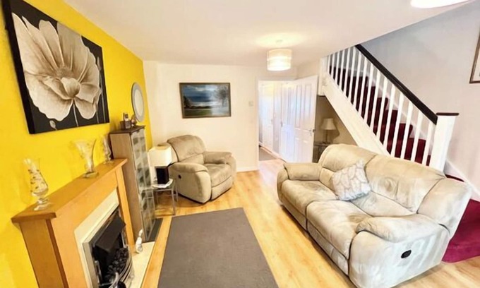 Penderry House | Quiet 2bedroom Home-Garden-Parking-Family Friendly