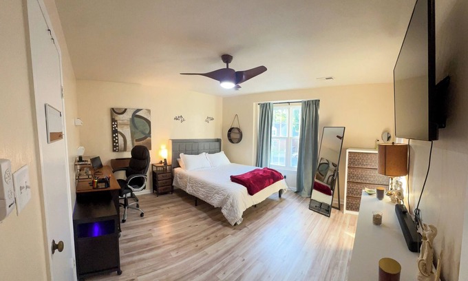 Norfolk - Virginia Beach House | Quiet 2BR/1.5BA Retreat w/Fenced Yard, Firepit, & Fast WiFi – Central Norfolk