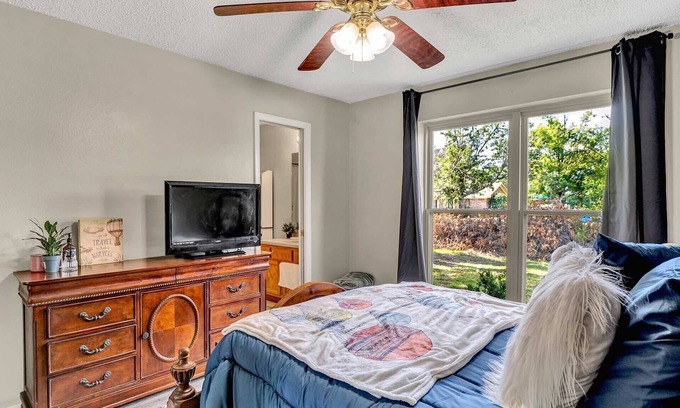 Tyler House | Quiet 3/2 Tyler, Whitehouse, convenient w/ office