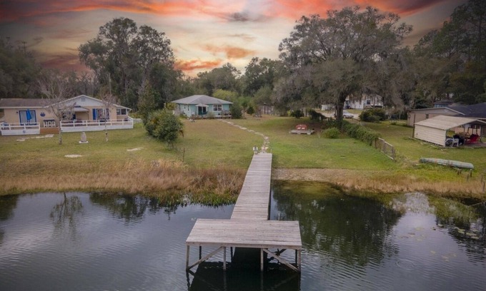 Interlachen House | Quiet 3-bedroom lakefront house. Family/dog friendly. Wi-Fi.