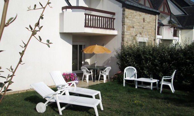 Carnac Apartment | Quiet, 3-room apartment with garden, Wi-Fi in residence with swimming pool (sleeps 4)