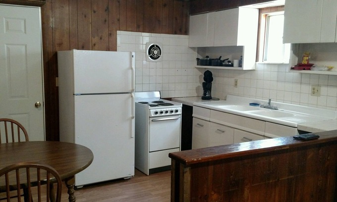 Cadiz Cabin | Quiet and cozy cabin with full kitchen and two bedrooms adjoining Lake Barkley.