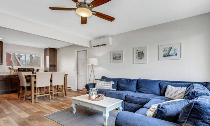Old Mystic House | Quiet And Cozy Mystic Ranch Close To Everything 3 Bedroom Home by Redawning