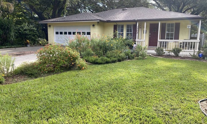 Mount Dora House | Quiet and peaceful yet walk to Charming Downtown MT. Dora