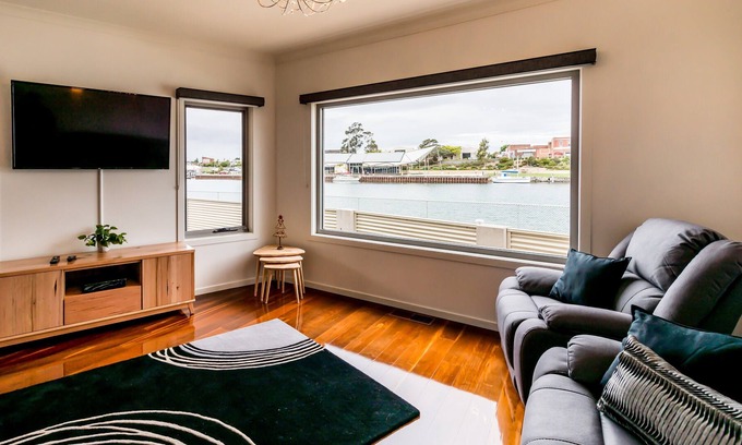 Ulverstone House | Quiet and relaxing house overlooking the Leven River and wharf