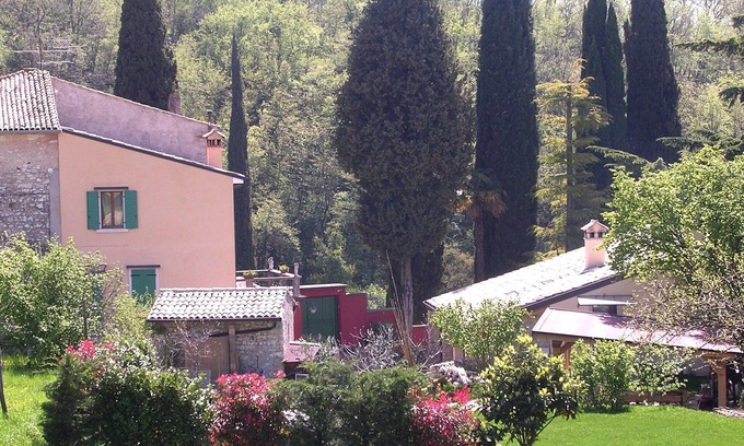 Costermano Apartment | Quiet and spacious studio in a green and sunny