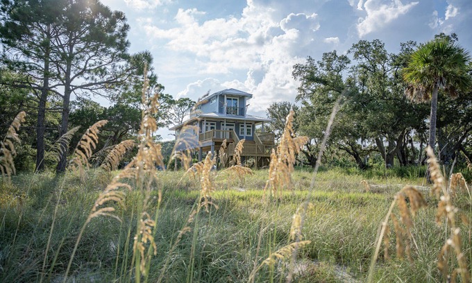 Magnolia Bluffs House | Quiet, Bayfront Seclusion w/Pond, Dogs Welcome!