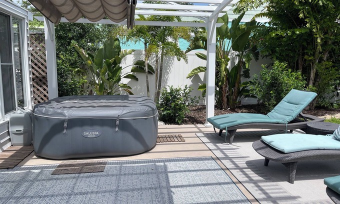 Bradenton House | Quiet beach cottage with SPA near Anna Maria Island and IMG, downtown