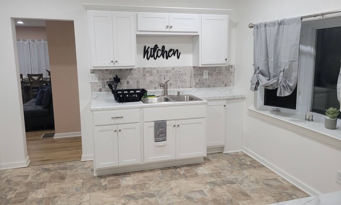 Charlotte House | Quiet, Beachside Modern 2-bedroom with WiFi and AC in charming Rochester