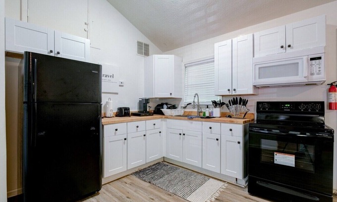 Newnan House | Quiet Cabin By The Lake