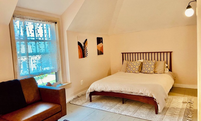 Detroit Apartment | Quiet carriage house in historic Detroit neighborhood - 10 minutes from downtown