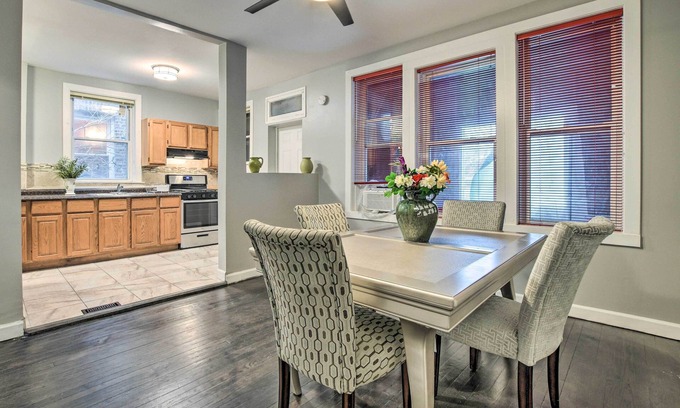 South Austin House | Quiet Chicago Townhome: Walk to Subway Stations
