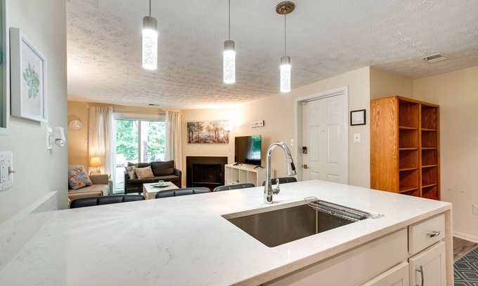 Columbia Condo | Quiet Columbia Condo Near Parks & Pool!