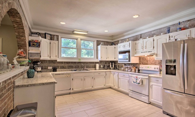 Columbia Cottage | Quiet Columbia Home w/ Fire Pit & Pool Table!