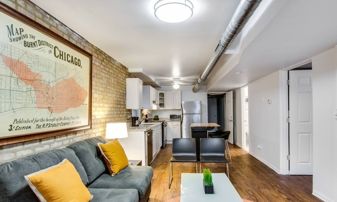 West Town Condo | Quiet Comfort in the Big City. Just Steps to the Blue Line by AllSet Turnover