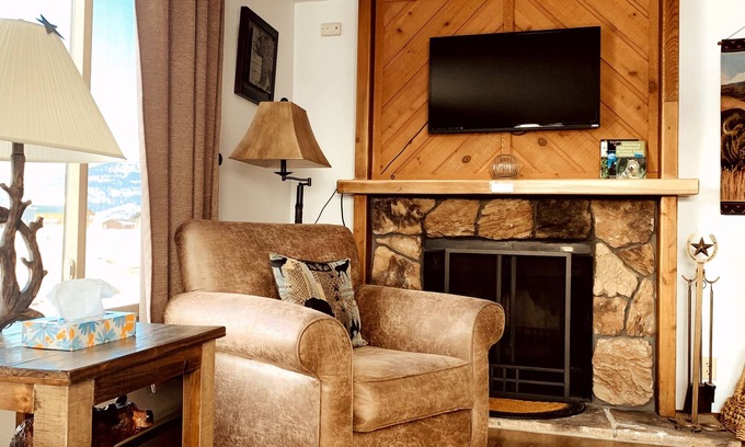 Horse Butte Condo | Quiet - Comfortable - Clean - Accommodation for 4 - Only minutes from YNP