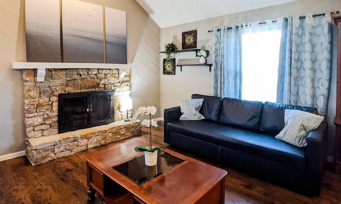 Mission House | Quiet, comfy and spacious 3 bedroom home in KC