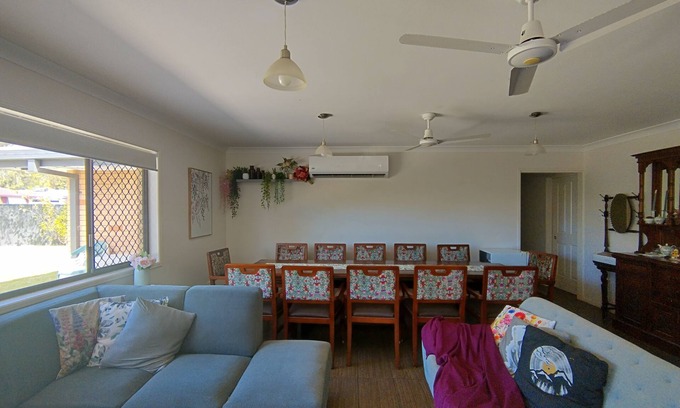 Biggera Waters House | Quiet cottage like family house tucked away in a convenient location