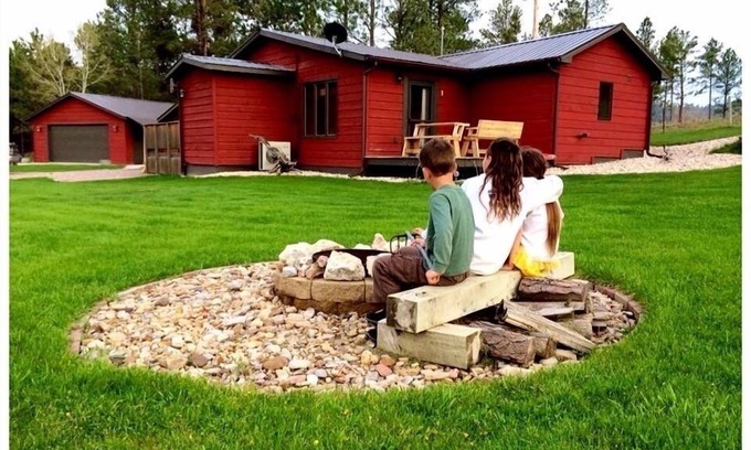 Custer Cottage | Quiet country comfort. 3 miles from Custer, 3 miles from Custer State Park