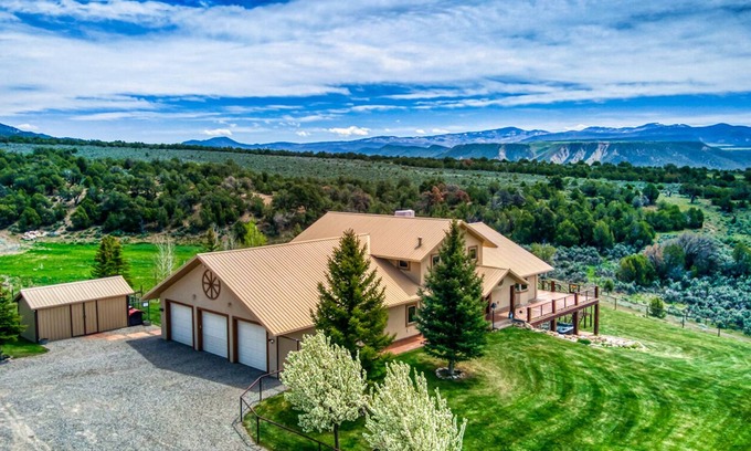 Silt House | Quiet country getaway with STUNNING VIEWS, 4 bedrooms, 3 1/2 bath, large garage.