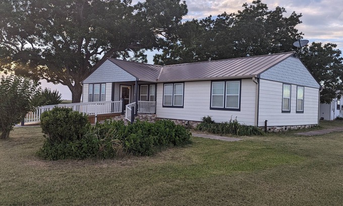 Taylor House | Quiet Country Home Min from Taylor and Hutto