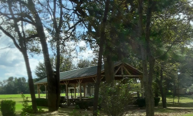 Palestine Cabin | Quiet & Cozy Efficiency Cabin in East Texas
