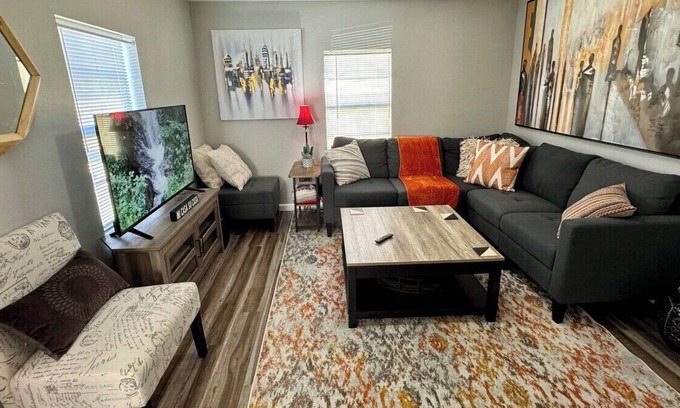 Port Neches House | Quiet & Cozy in 3BR 2BA