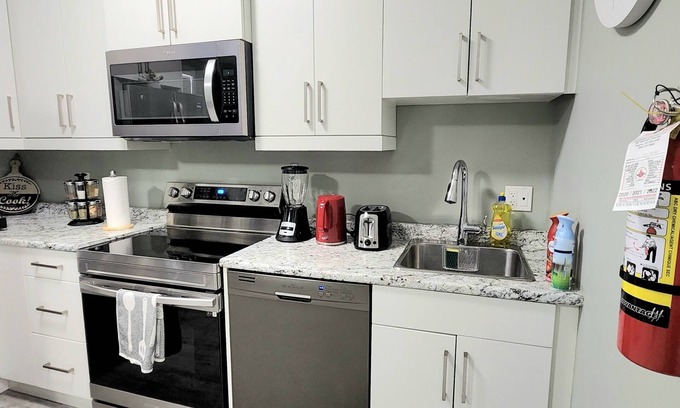 Regina Apartment | QUIET & COZY MODERN SUITE CLOSE TO RCMP