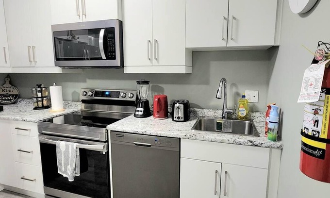 Regina Apartment | QUIET & COZY MODERN SUITE CLOSE TO RCMP