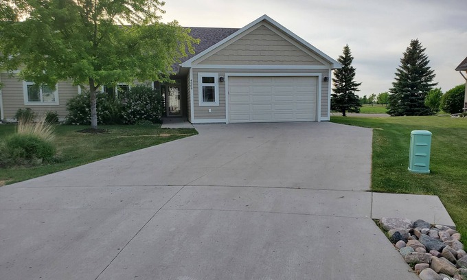 Moorhead House | Quiet cul-de-sac home with golf course views