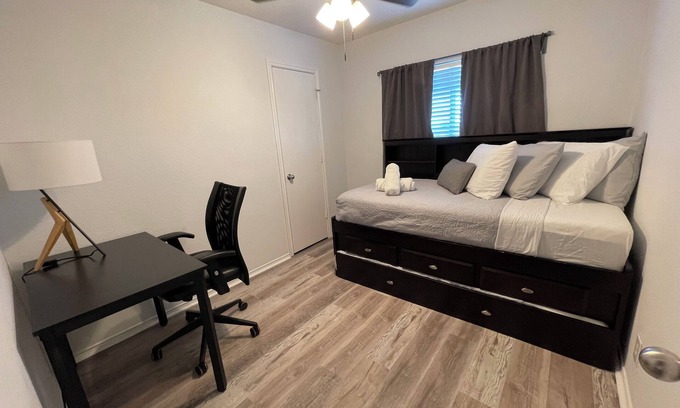 San Antonio House | Quiet cul de sac, near SeaWorld and AFB! 3 bedrooms that accommodates up to 8!