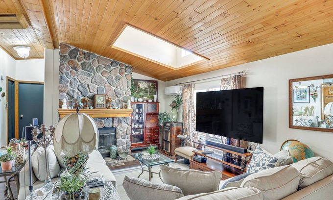 Dolan Springs House | Quiet Dolan Springs Home w/Patio, Mountain Views!
