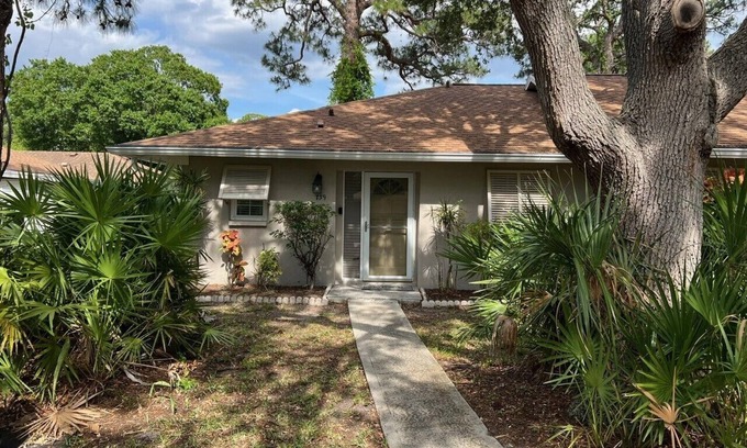 Park East Condo | Quiet Downtown Sarasota Condo minutes from Siesta Key.