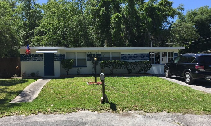 Gulf Coast Acres House | Quiet family bungalow on a quiet street near everything.