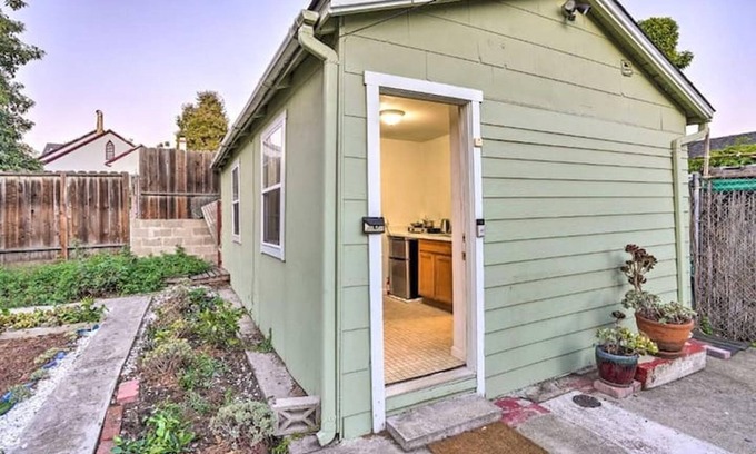 Dimond Apartment | Quiet garden cottage 15 min to UCB, SF, OAK