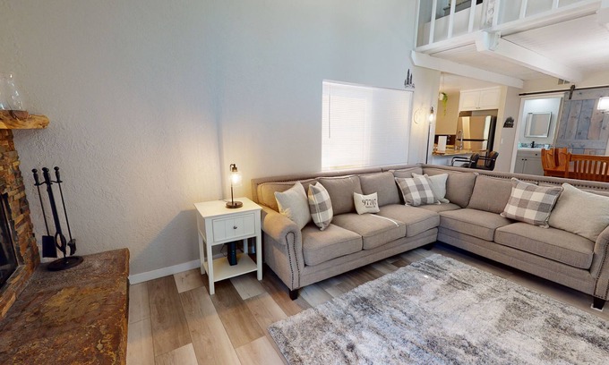 Sunriver Condo | Quiet Hideaway with A/C, BBQ & Lodge Charm