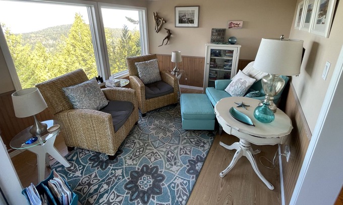 Mayne Island Cottage | Quiet hilltop first getaway with an amazing mountain and ocean view.