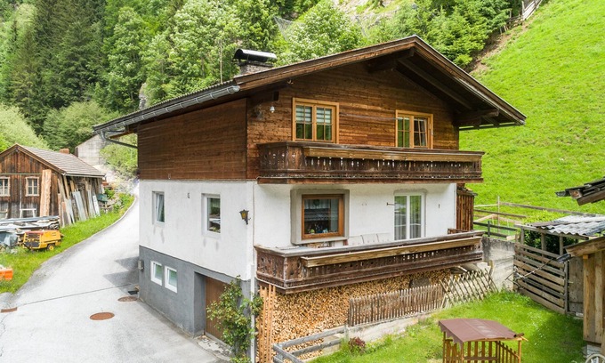 Bramberg am Wildkogel Apartment | Quiet holiday home with large terrace and bath