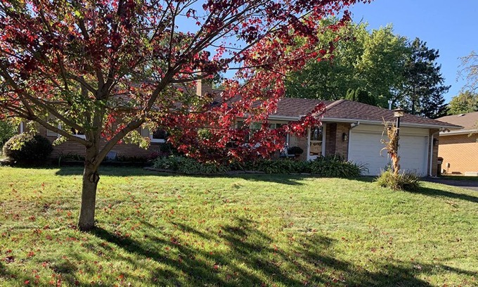 Maplewood House | Quiet Home near paths and parks