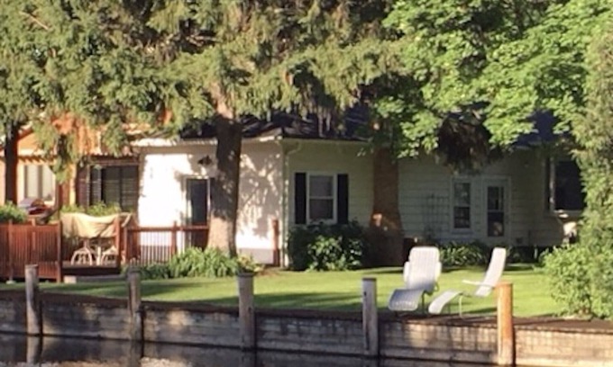 Winneconne House | Quiet home on a channel in Winneconne. Bring your boat!