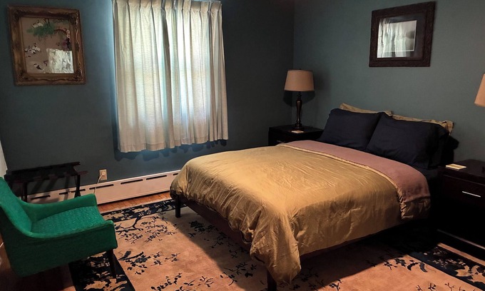 Miller Beach Apartment | Quiet Indiana Dunes retreat near hiking and beach