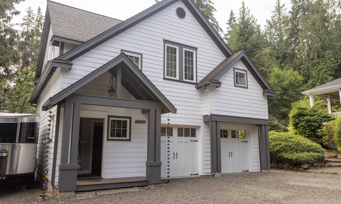 Rollingbay Cottage | Quiet island retreat - 1/4 mile from Fay Bainbridge Park