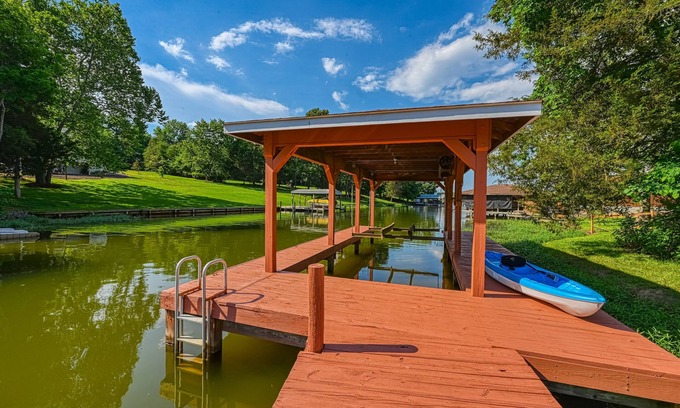 Livingston House | Quiet lake home with two kayaks, furnished deck, grill & fast WiFi - dogs OK