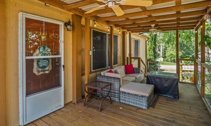 Pointblank House | Quiet Lake View Retreat
