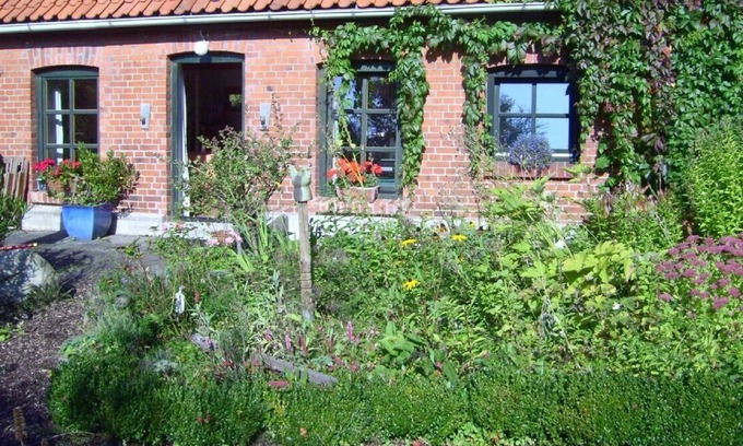 Wichmannsburg House | quiet location, romantic garden, generously furnished, lots of space for 2